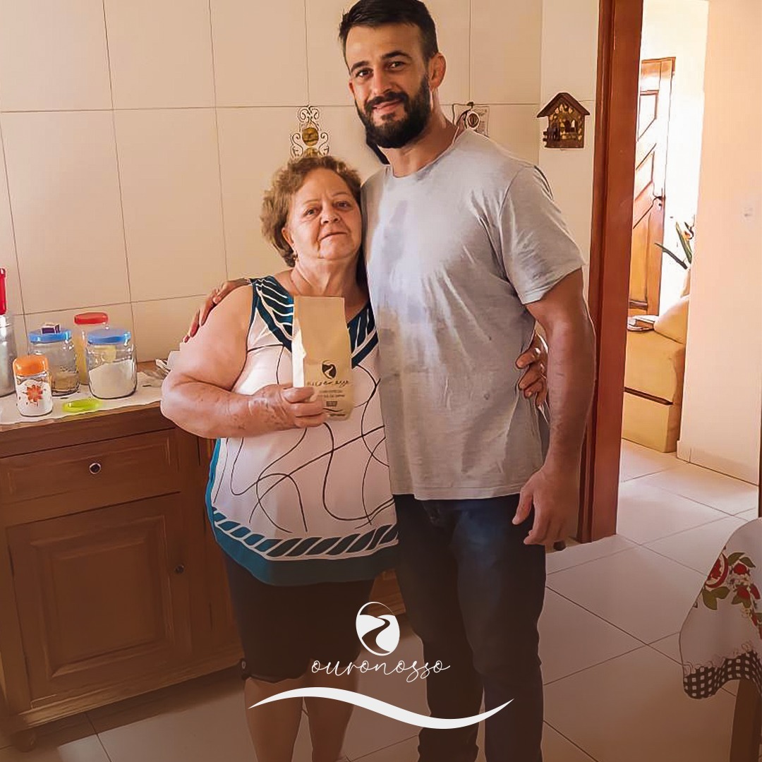 Vó Marta recebe o primeiro pacote de café OuroNosso, em registro da família de 2021